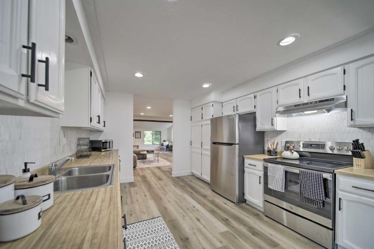 Bright And Airy Liberty Lake Abode With Backyard! ภายนอก รูปภาพ