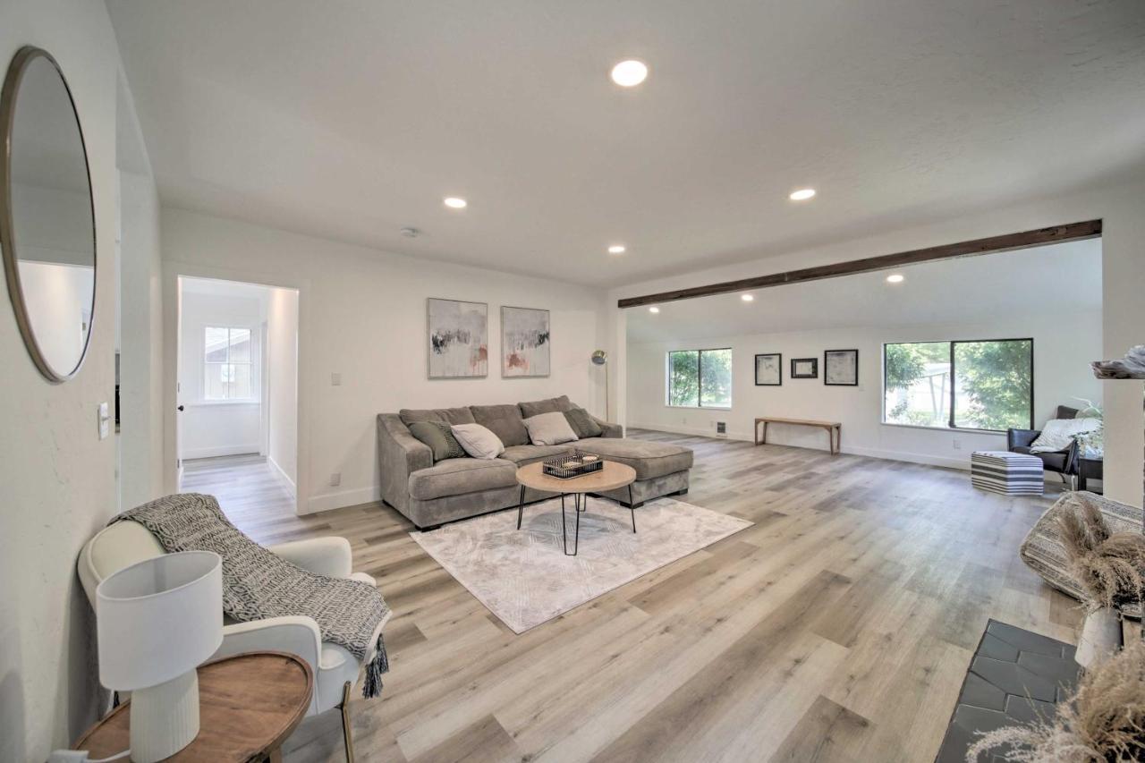 Bright And Airy Liberty Lake Abode With Backyard! ภายนอก รูปภาพ
