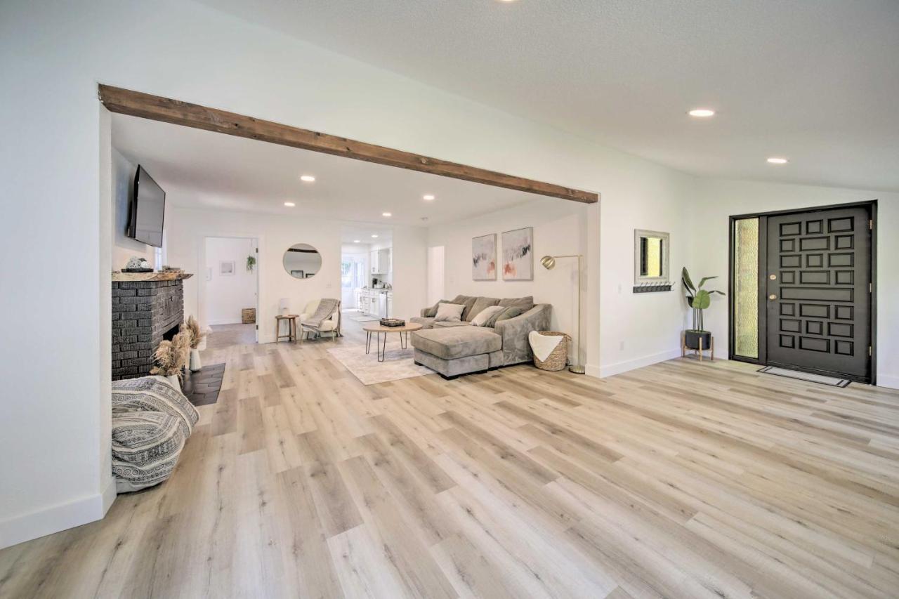 Bright And Airy Liberty Lake Abode With Backyard! ภายนอก รูปภาพ
